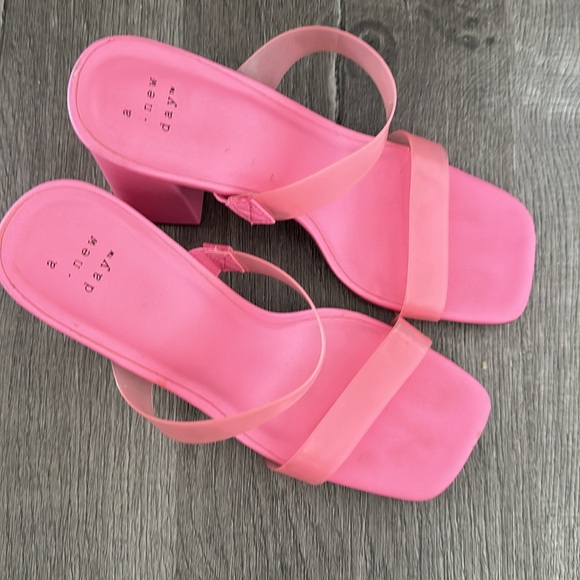 Pink block heels with rubber straps - Picture 2 of 4